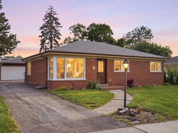 33 Cranbrook Drive, Des Plaines, IL 60016