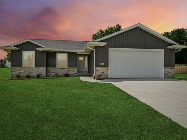 104 5th Ave Ct, Coggon, IA 52218