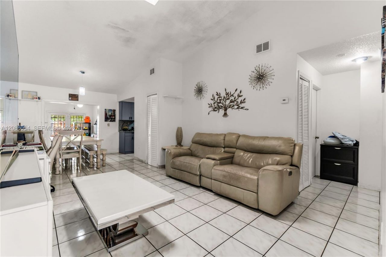 22 NW 108th Ct, Miami, FL 33172 Photo