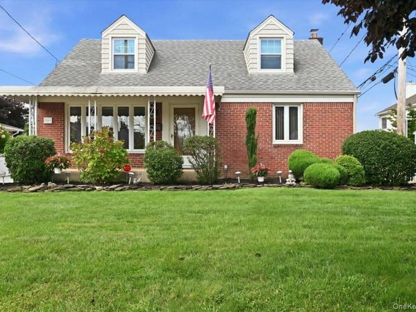 303 Caroline Avenue , Garden City South, NY 11530