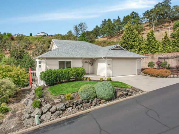 560 NW Rachel Lynn Way, Roseburg, OR 97471