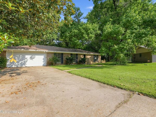 104 Roanwood Court, Clinton, MS 39056