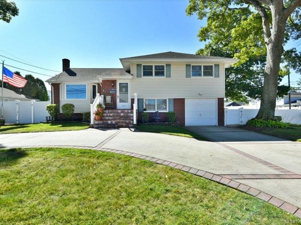 283 W Gates Avenue , Lindenhurst, NY 11757