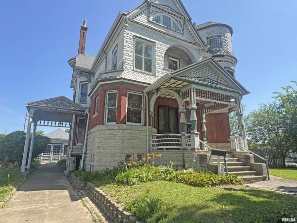 300 W Prairie Avenue, Decatur, IL 62522