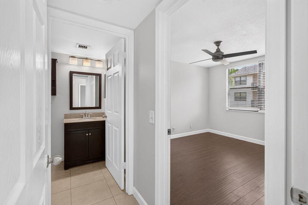 706 Executive Center Drive, Unit 24, West Palm Beach, FL 33401 Photo