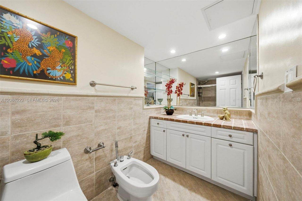 5401 Collins Ave, Unit 108, Miami Beach, FL 33140 Photo