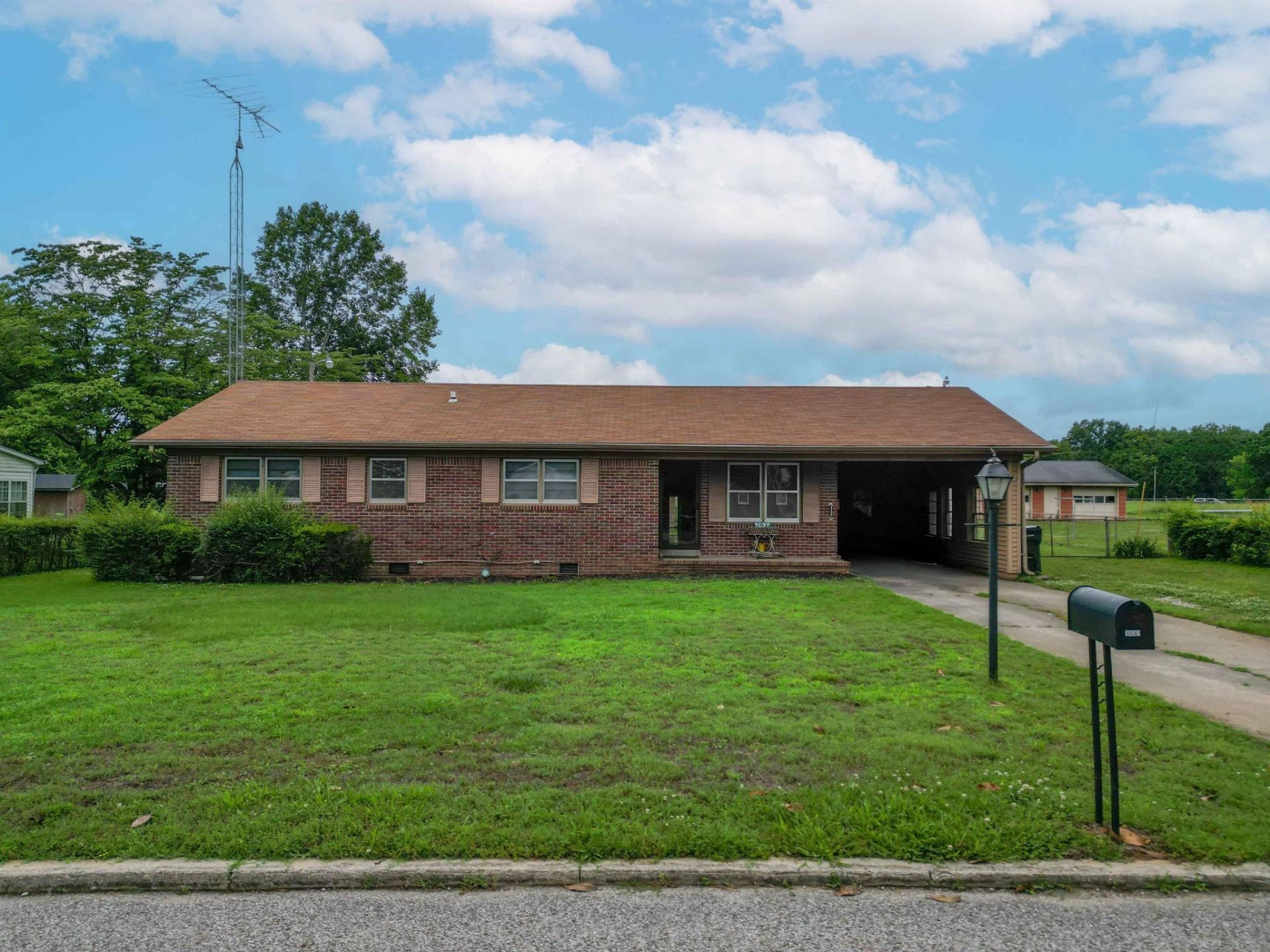 1037 W End St, Bolivar, TN 38008 Main Photo