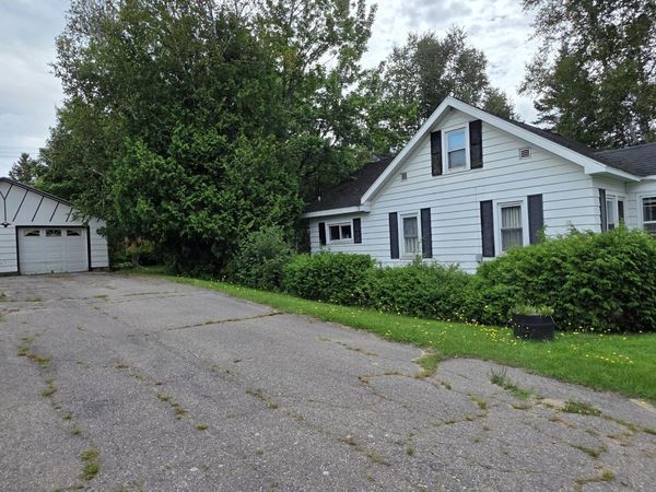 1827 Oak ST, Sault Ste Marie, MI 49783