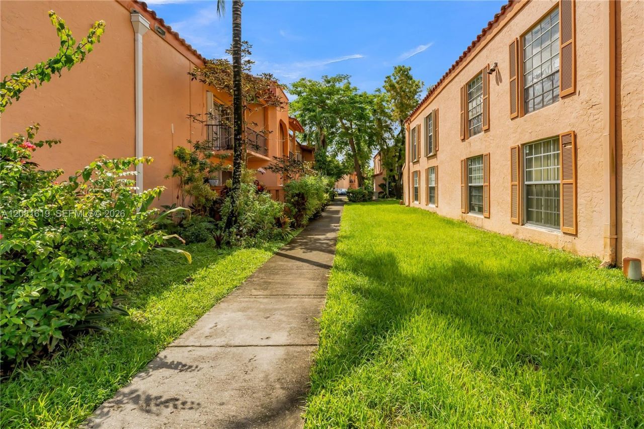 7110 Fairway Dr, Unit L12, Miami Lakes, FL 33014 Photo