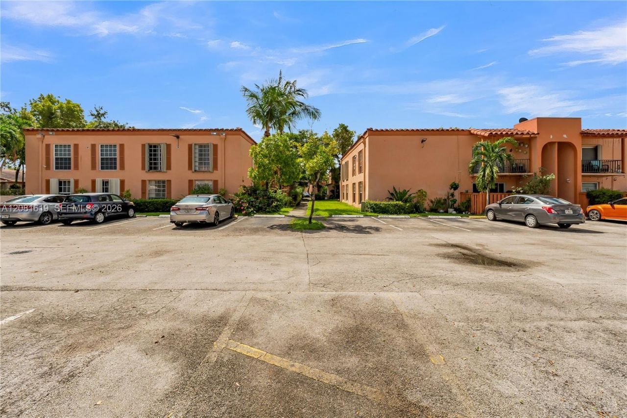 7110 Fairway Dr, Unit L12, Miami Lakes, FL 33014 Photo