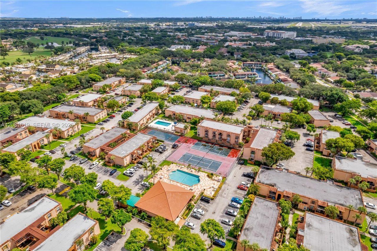 7110 Fairway Dr, Unit L12, Miami Lakes, FL 33014 Photo