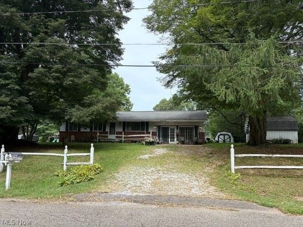 1207 Chaparrel Road SW, Hartville, OH 44632