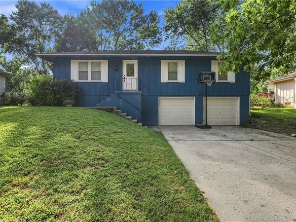 2206 S Park Avenue, Oak Grove, MO 64075