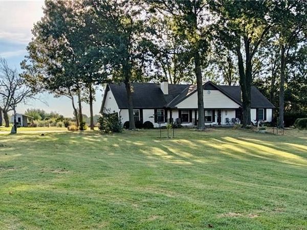 13105 S Lakeshore Drive, Olathe, KS 66061
