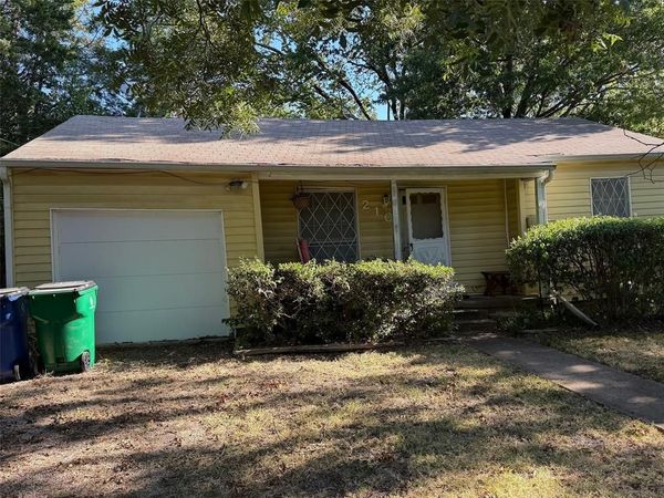 210 Almond Street , Waxahachie, TX 75165