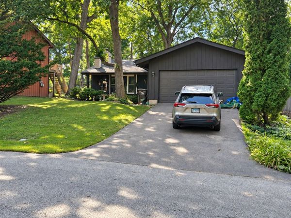 220 Lakewood Drive, Oakwood Hills, IL 60013