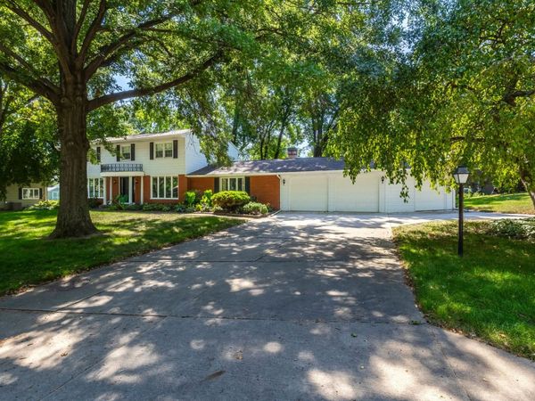 5079 Coachman Road , Bettendorf, IA 52722