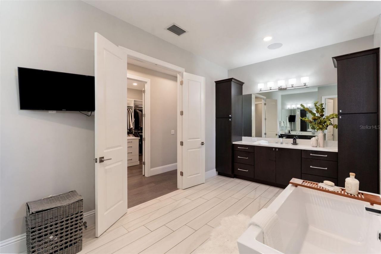 5215 W Neptune Way, Tampa, FL 33609 Photo