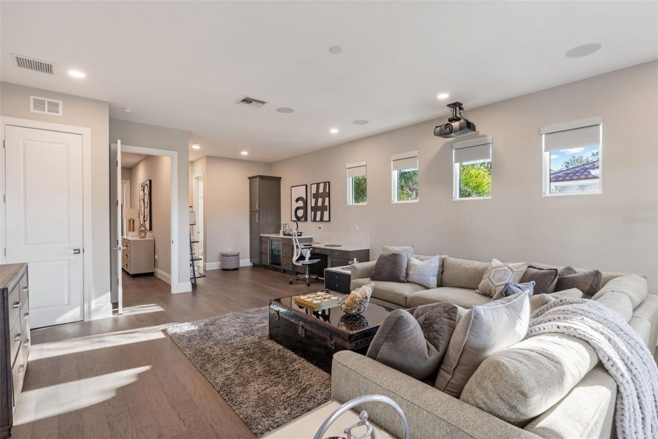 5215 W Neptune Way, Tampa, FL 33609 Photo