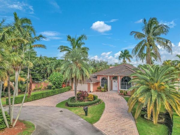 10485 NW 132nd St , Hialeah Gardens, FL 33018