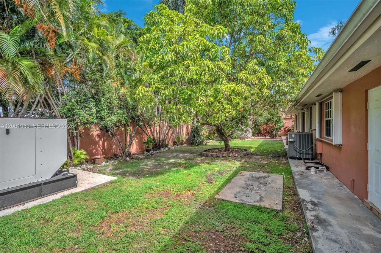 10485 NW 132nd St, Hialeah Gardens, FL 33018 Photo
