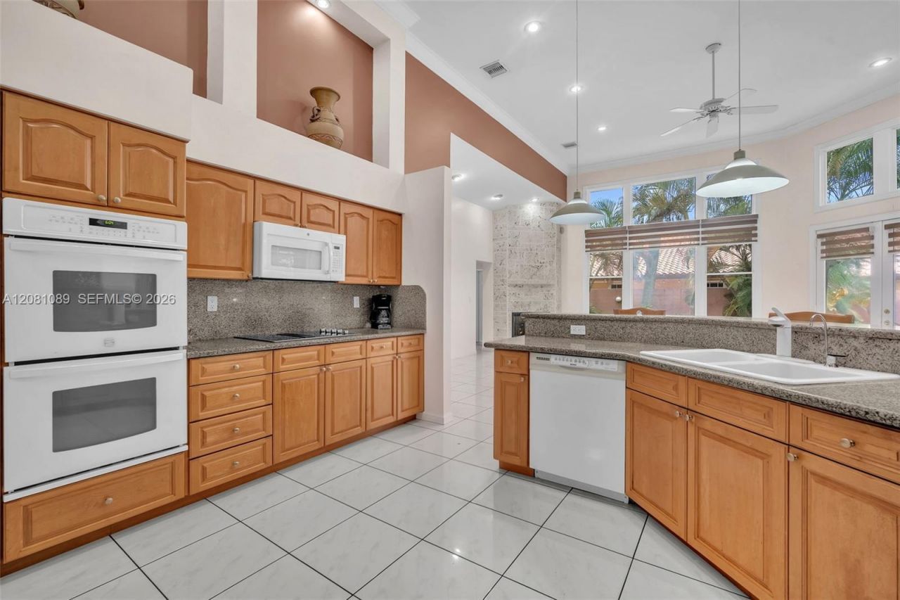 10485 NW 132nd St, Hialeah Gardens, FL 33018 Photo