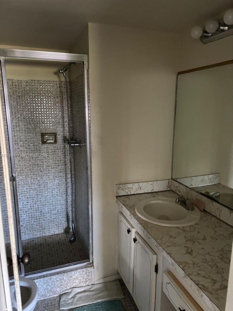 8021 N Sunrise Lakes Dr, Unit 310, Sunrise, FL 33322 Photo