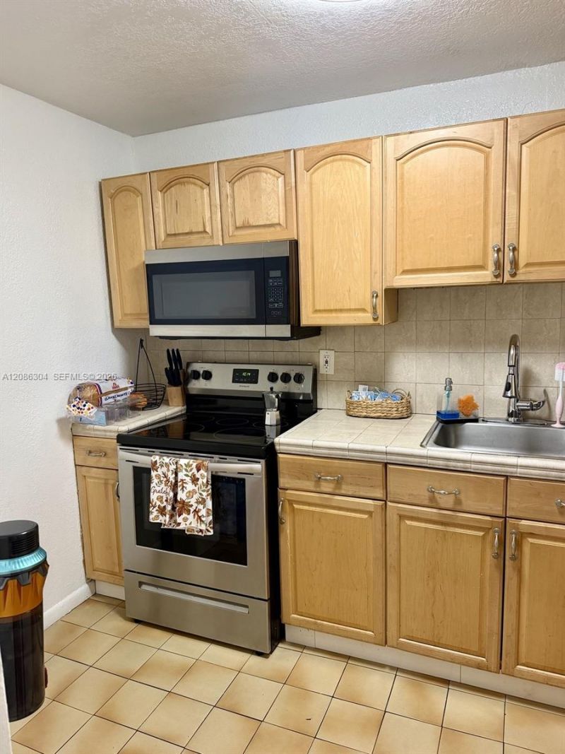 8095 NW 8th St, Unit 402, Miami, FL 33126 Photo