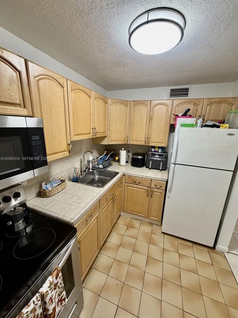 8095 NW 8th St, Unit 402, Miami, FL 33126 Photo