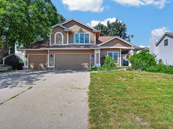 2524 E Leach Avenue , Des Moines, IA 50320