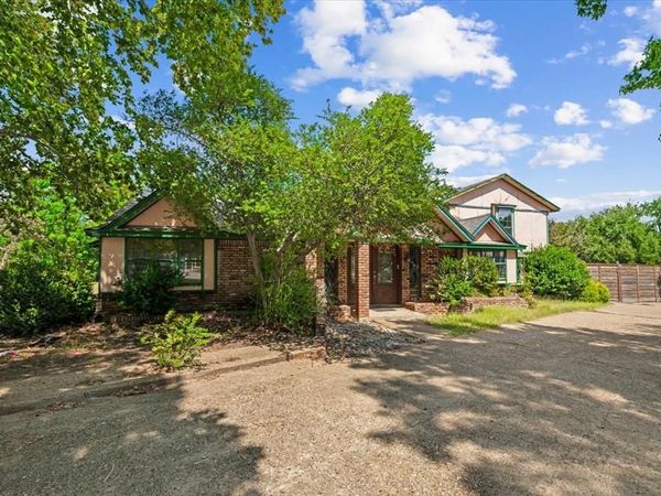 135 E Pleasant Run Road , Cedar Hill, TX 75104