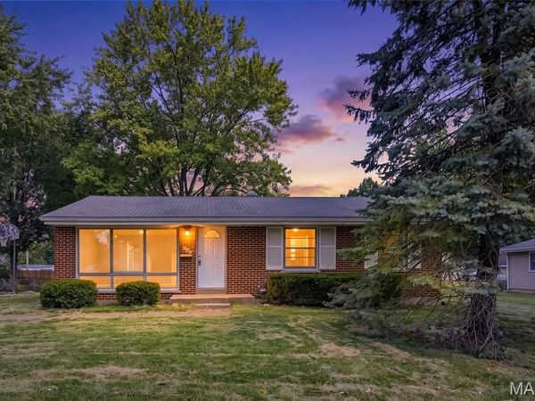 125 W Saint Anthony Lane , Florissant, MO 63031