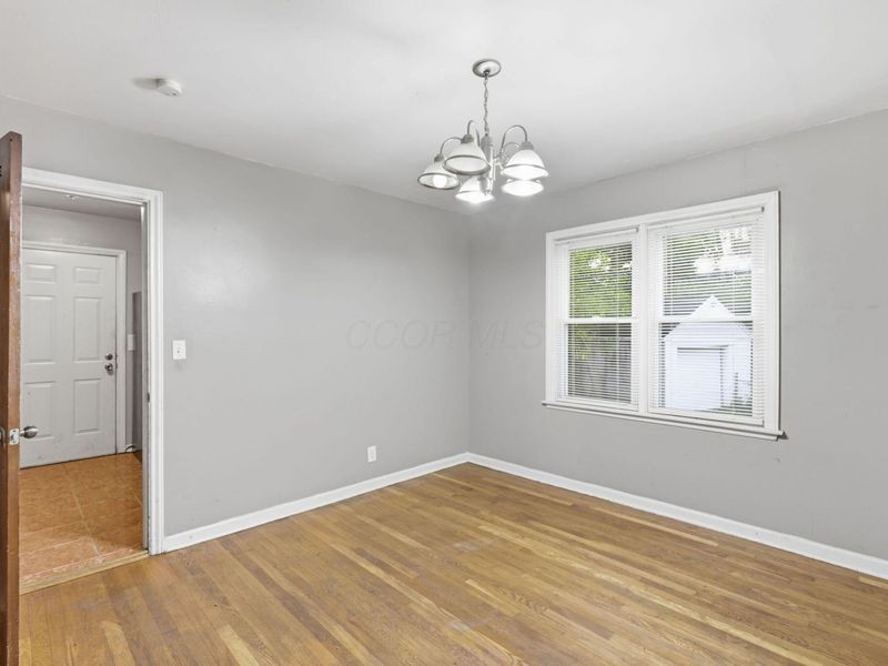 1080 Meadowdale Avenue, Columbus, OH 43219 Photo 11