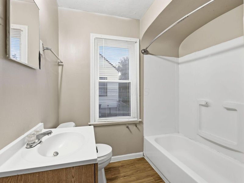 1080 Meadowdale Avenue, Columbus, OH 43219 Photo 18