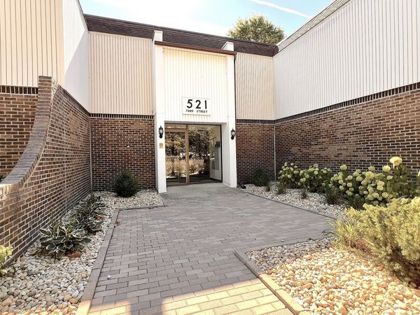 521 73rd Street , Unit 105, Downers Grove, IL 60516