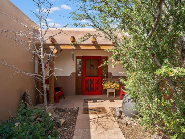 6 Quedo Road , Santa Fe, NM 87508