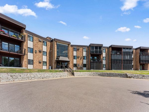 2700 Oxford Street N, Unit 101, Roseville, MN 55113