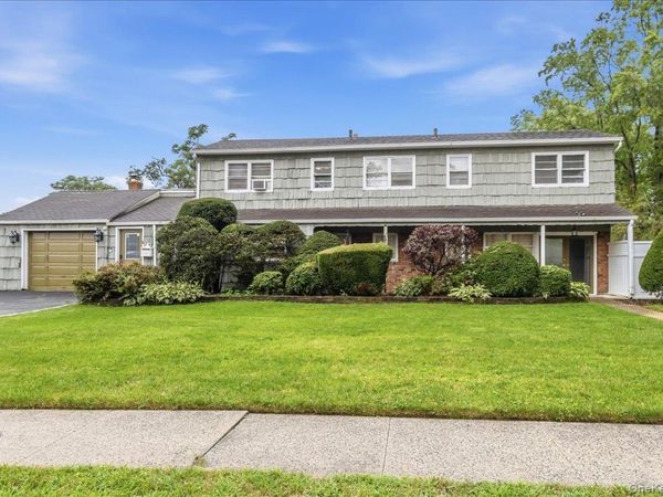 1 Greentree Circle , Westbury, NY 11590