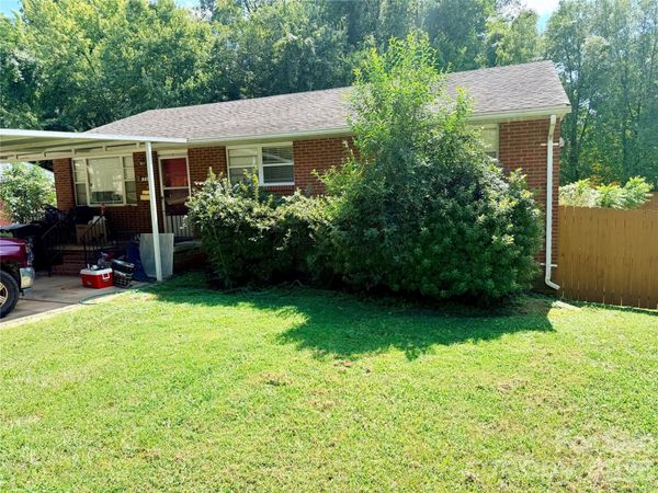 710 Manhasset Road , Charlotte, NC 28209