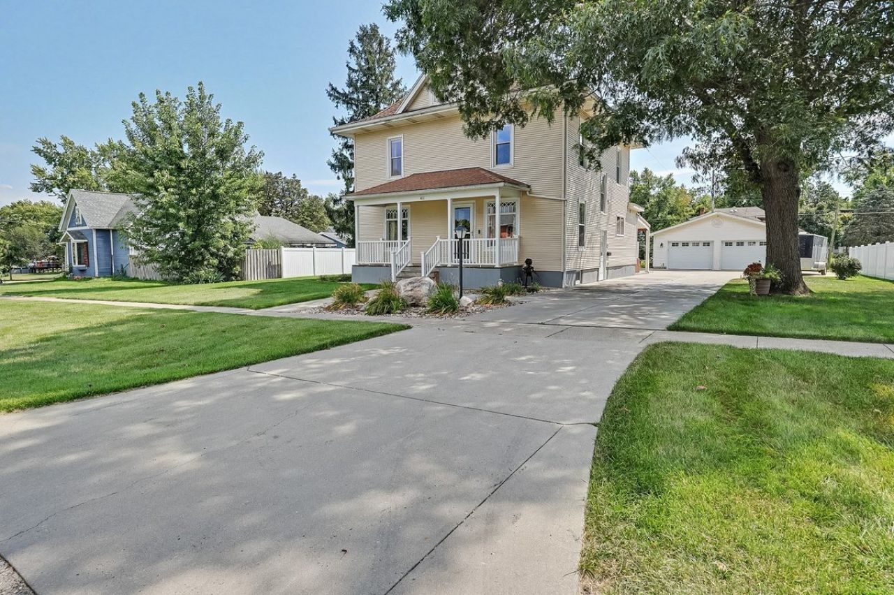 411 E Cherry Street, Chatsworth, IL 60921 Main Photo