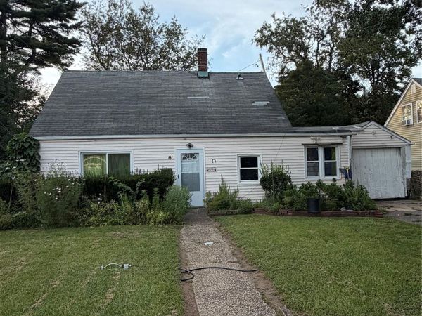 8 Bramble Lane , Westbury, NY 11590