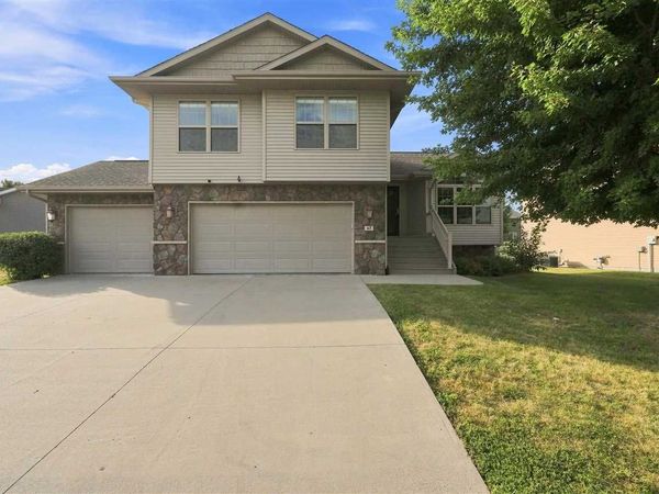 63 Colchester Dr, Iowa City, IA 52245