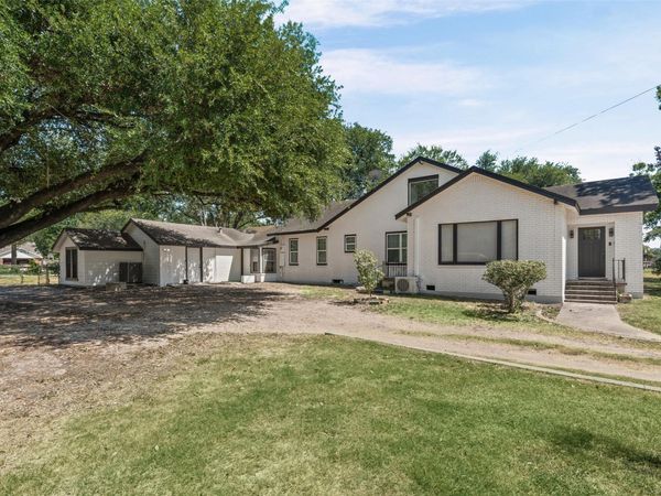 1707 N Travis Ave, Cameron, TX 76520