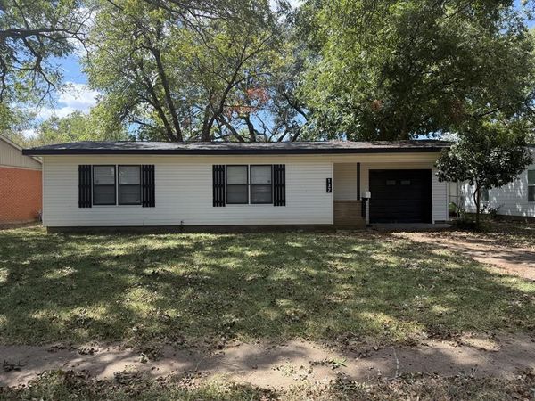 137 Bowie Street , McGregor, TX 76657