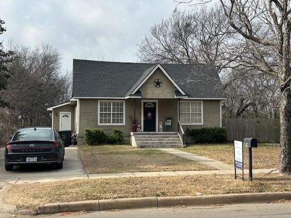 1019 N Anglin Street , Cleburne, TX 76031