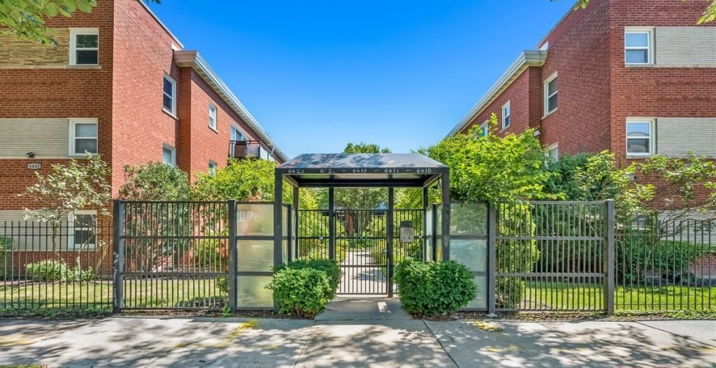 6421 N Damen Avenue, Unit 2W, Chicago, IL 60645 Main Photo