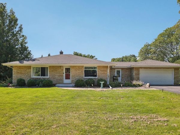 10043 N Greenview DRIVE, Mequon, WI 53092