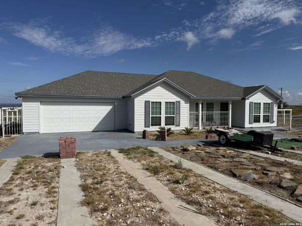 100 Lakeview, Three Rivers, TX 78071