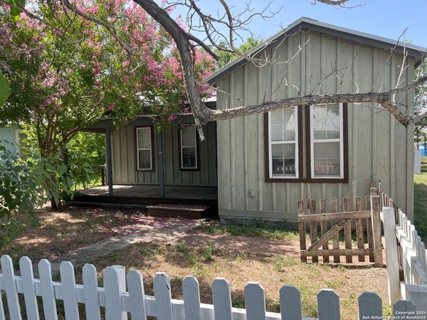 213 W SCHULZ ST, Marion, TX 78124