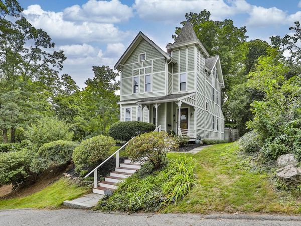 4 Hillside Ave, Wakefield, MA 01880